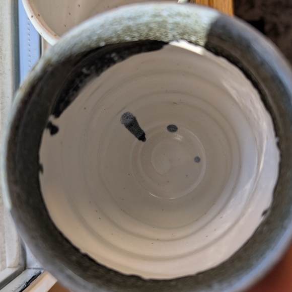 Set of Two Ceramic Cups - Black and Green - Picture 4 of 7